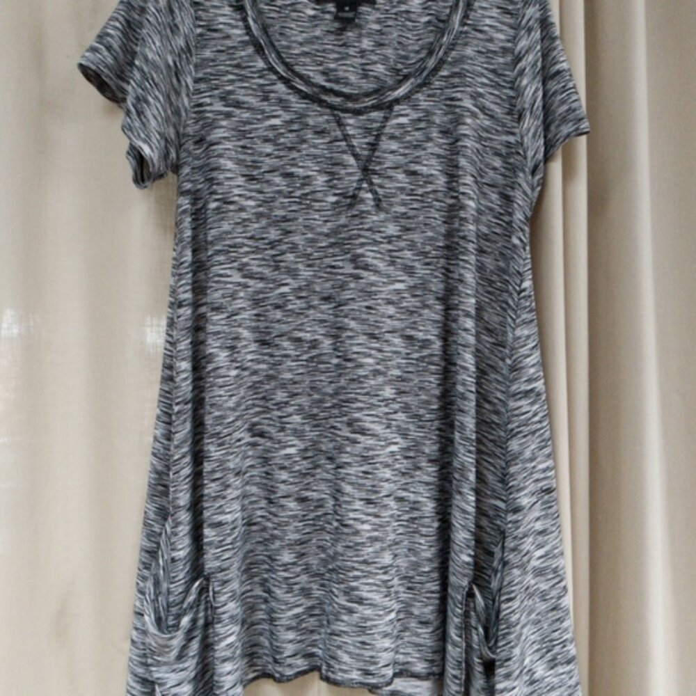 🆓🆓🆓Isabella Rodriguez Short Sleeved Black/White Variegated Sharkbite Hem Top